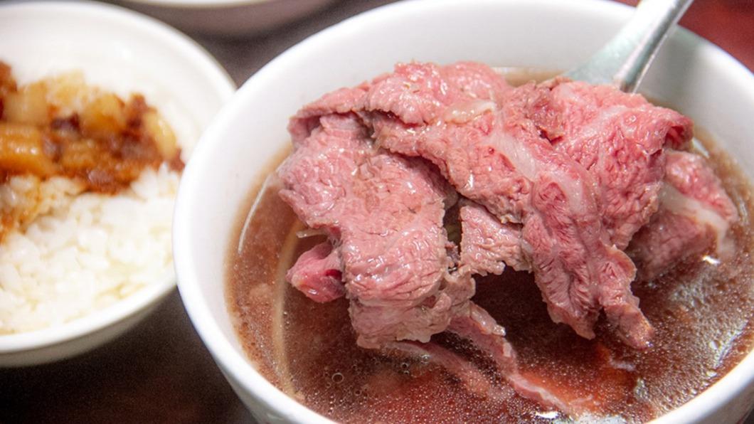 慢火細熬的「牛肉湯」(160元,小碗)清爽鮮甜,暖心又暖胃。(圖/13‘s幸福食光提供)