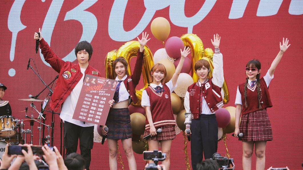 暴動!野生五月天阿信現蹤華山被拍 竟為了跟4個女生相會