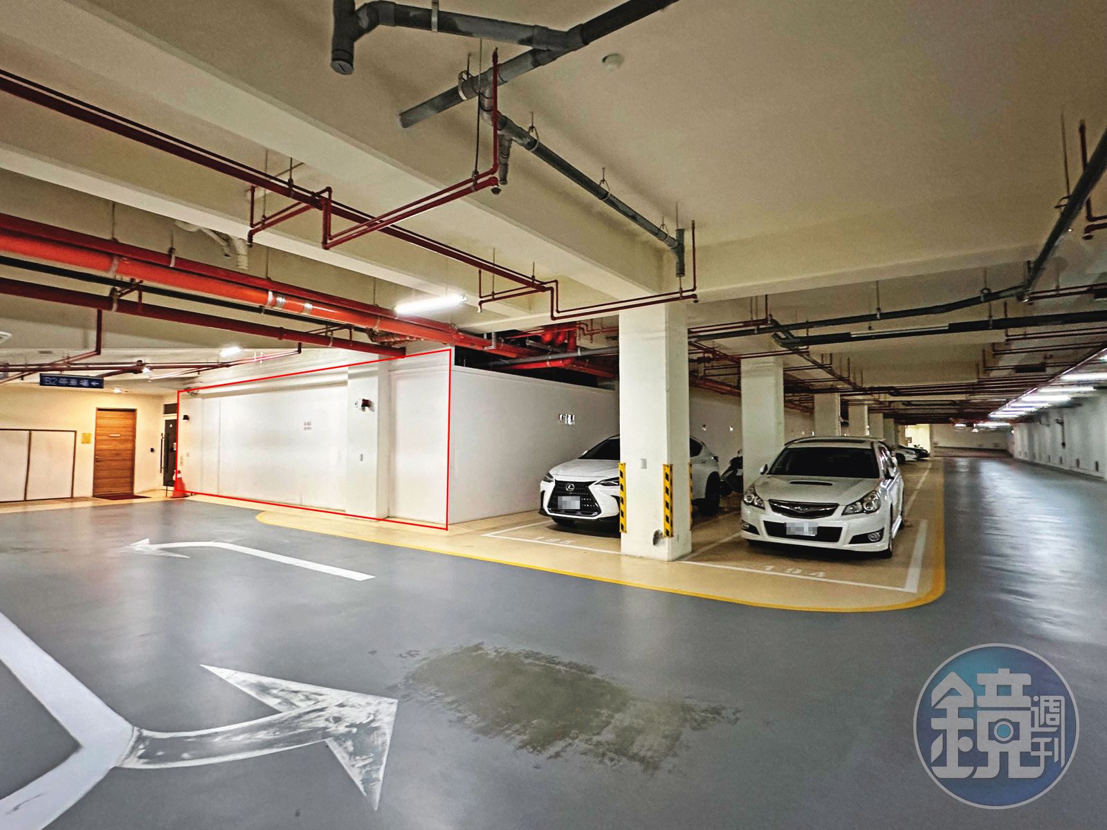 帝品苑宣傳廣告將健身房等3百餘坪公設,規劃在地下1樓停車場(紅框處),住戶認為被騙而提告勝訴。(讀者提供)
