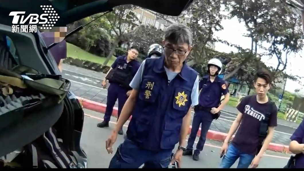 警方攔查涉案車輛。(圖/TVBS)