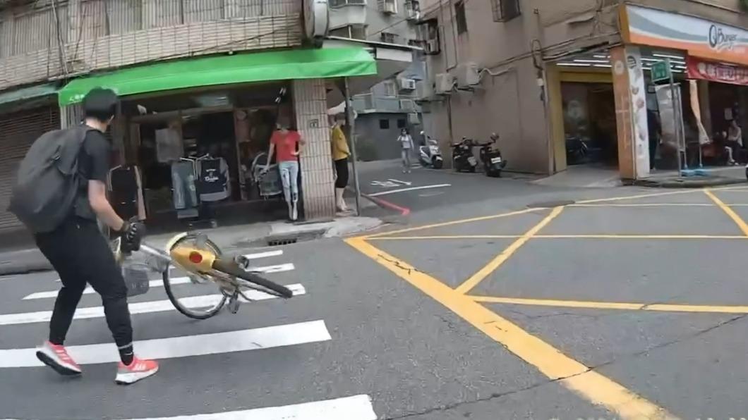 男學生故意將自行車推向前擦撞小轎車。(圖/翻攝Thread)