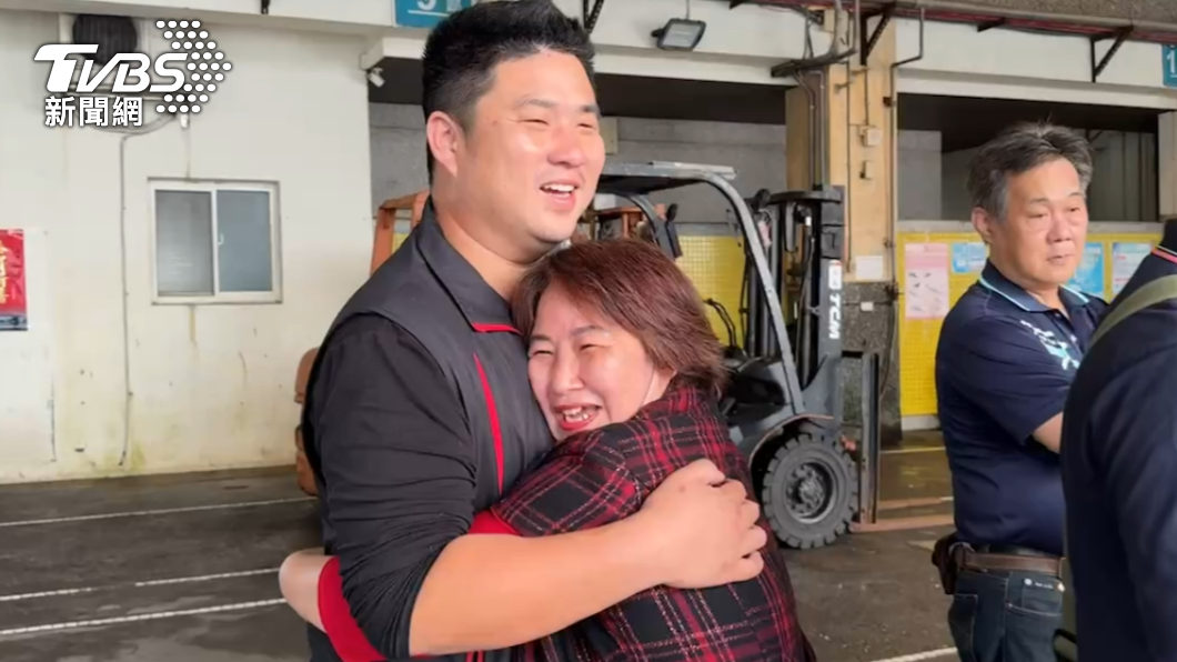 李家豪母親激動的與他相擁。(圖/TVBS)