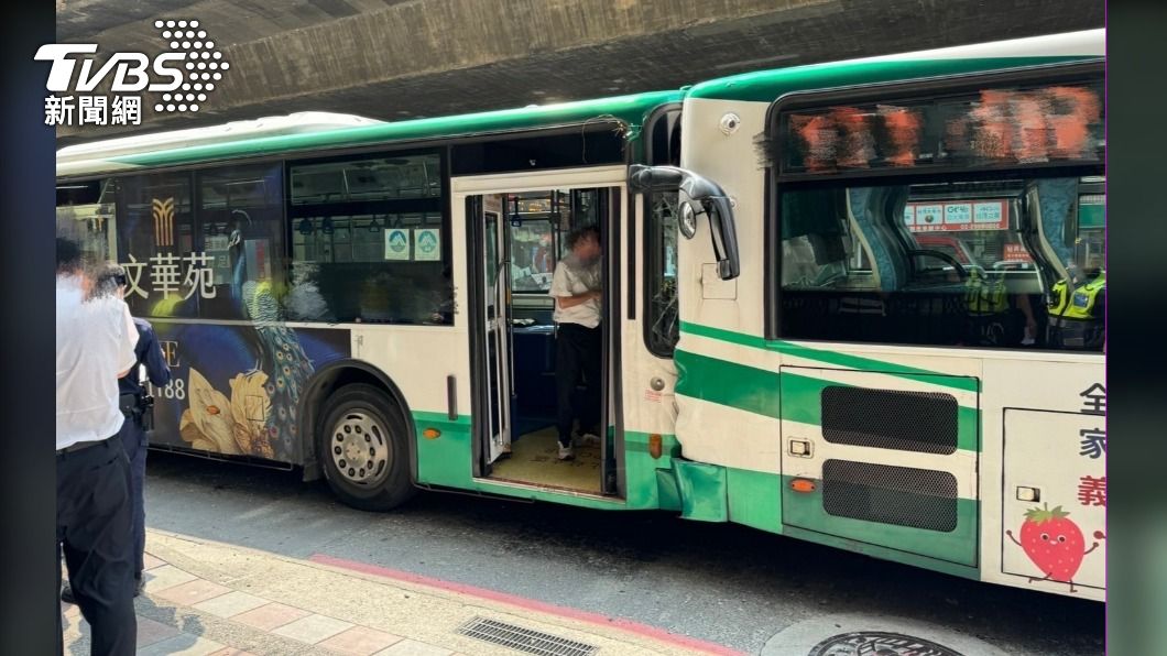 快訊/行駛途中疑剎車失靈 新北2公車追撞…3阿嬤摔傷送醫