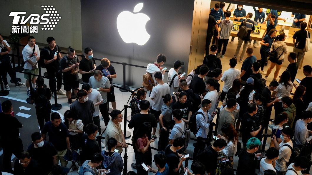 中國市場競爭加劇對於蘋果造成壓力。去年9月,iPhone15上市時,中國的果粉們大排長龍。(圖/達志影像路透社)