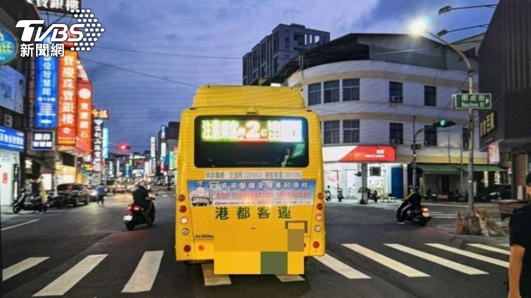 女子穿越路口走到一半時,被公車車身擦撞倒地。(圖/TVBS)