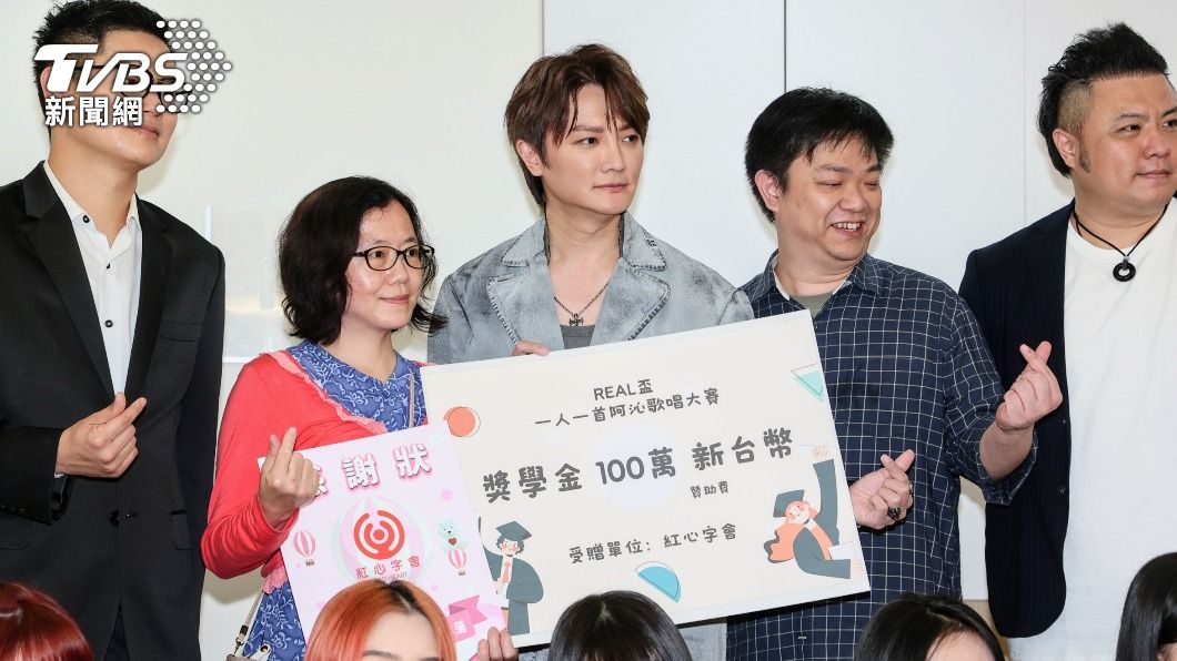 阿沁自掏腰包舉辦歌唱大賽,培植新星。(圖/趙世平攝)