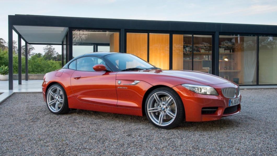 Z4被拿來載梯子的畫面掀起網友討論。(圖/BMW提供)