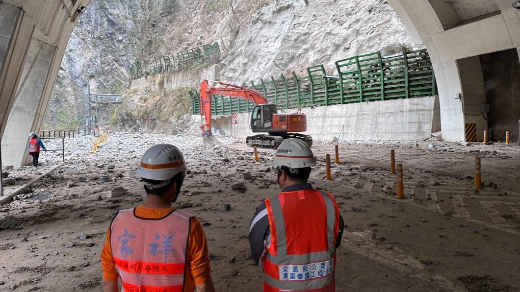 公路局人員冒命搶修道路。(圖/翻攝自公路局:公路人臉書)