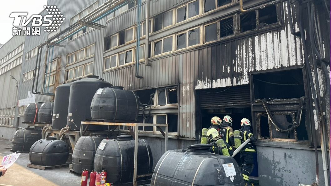 消防出動34車共80人前往灌救。（圖／TVBS）