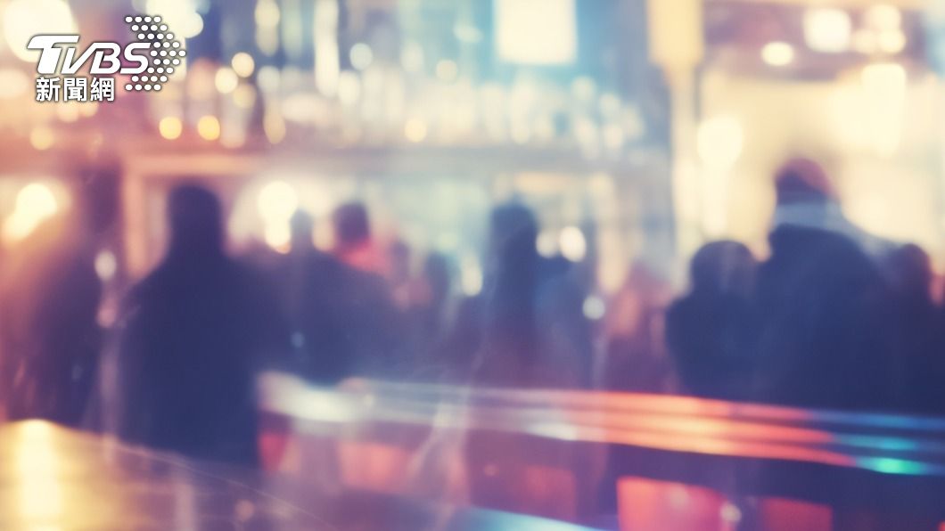 信義區酒吧活春宮!2男在人群中「爽壓頭」 業者回應了