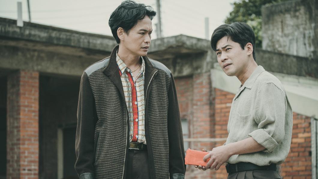 黃鐙輝登門送錢，黃迪揚不領情，卻將錢灑在門口。（圖／公視台語台提供）
