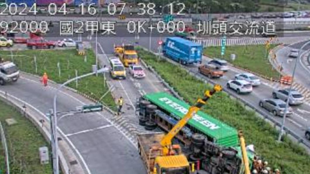 當心！國2「貨櫃翻覆」卡外側車道　應變小組速搶修