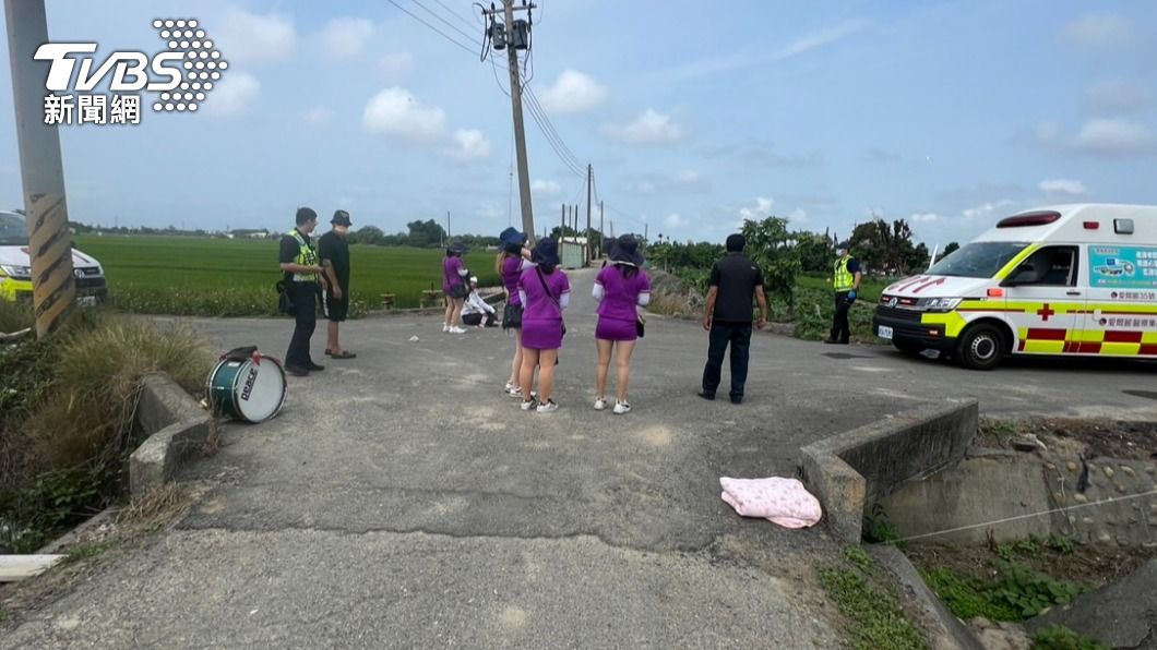送葬剛結束後方轎車突暴衝 嘉義4「西索米」樂手挨撞倒地