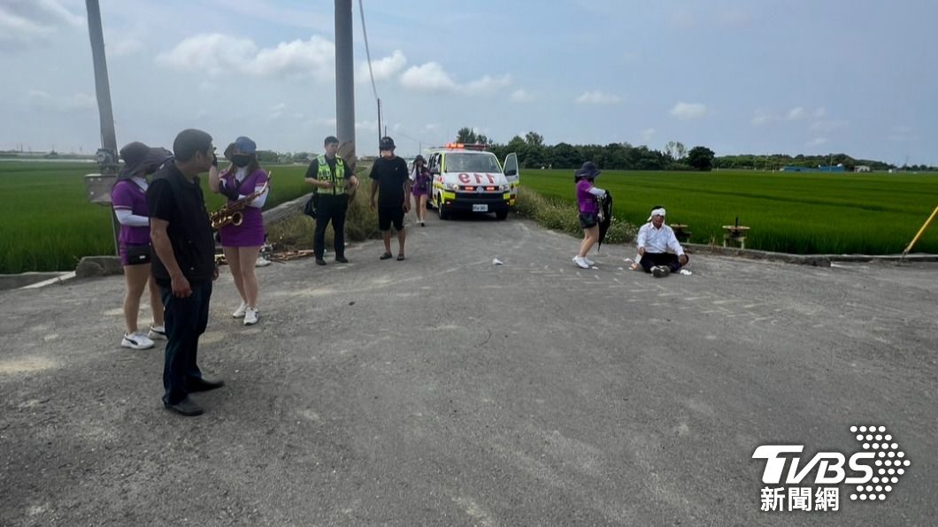開車跟隨跟在後方的謝男疑因駕駛不當,往前暴衝撞上自家工作人員。(圖/TVBS)