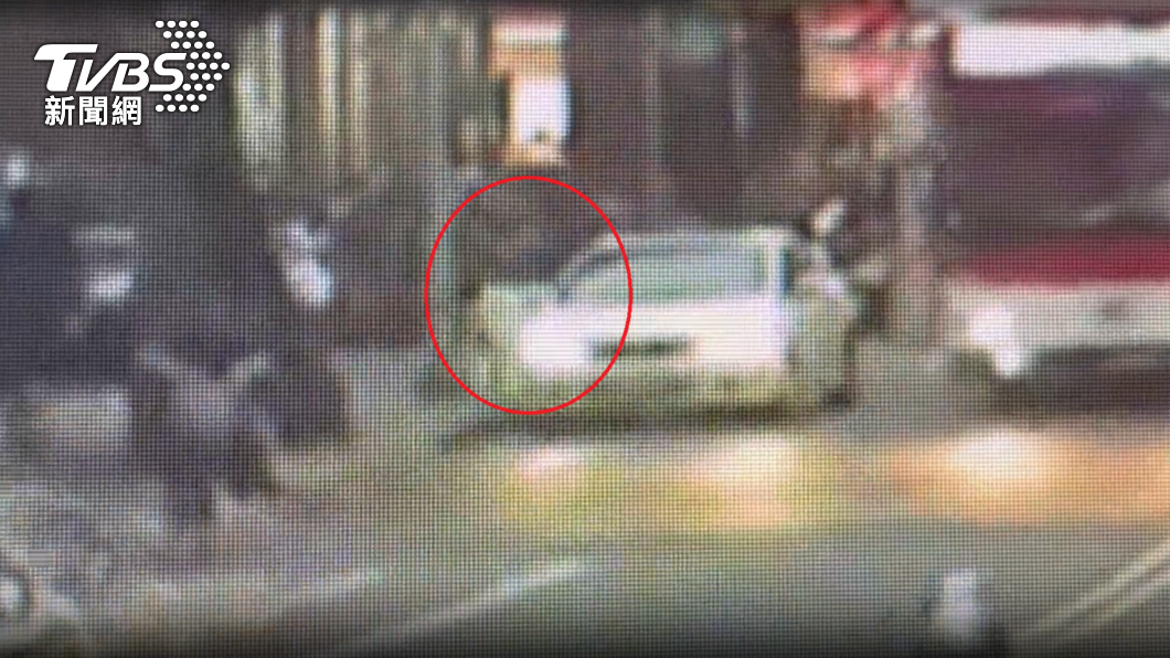 監視器拍下羅女被帶上車的過程。(圖/TVBS)