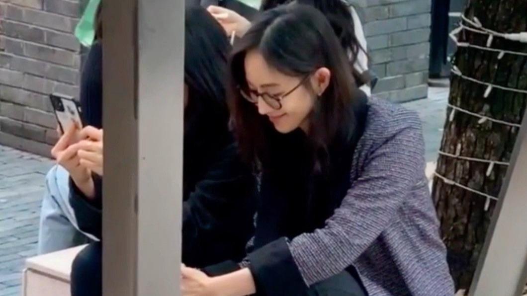 素顏眼鏡妹坐路邊「竟是大咖女星」 網驚喊美到窒息:真的不會老