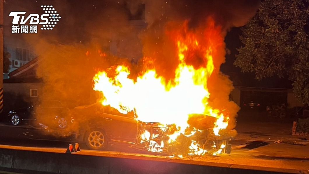 台南驚悚火燒車!轎車燒成焦黑廢鐵 她自撞後卻「原地消失」