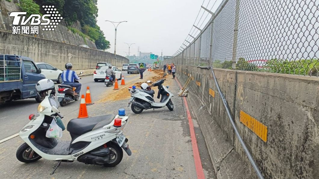 砂石車車斗故障，導致載運的泥土砂石滲漏掉在路面上。（圖／TVBS）