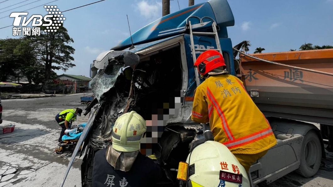 快訊/屏東兩輛砂石車恐怖對撞!車頭全爛 他爆血駕駛座身亡
