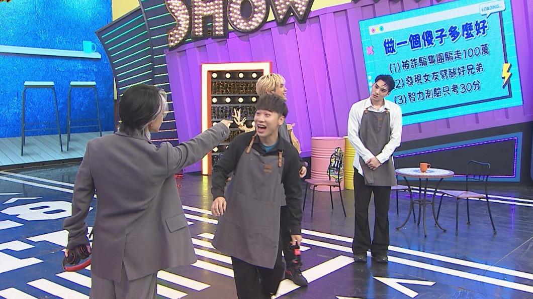 賴晏駒(中)上場表演,林宥嘉(左)卻看得霧煞煞。(圖/八大提供)