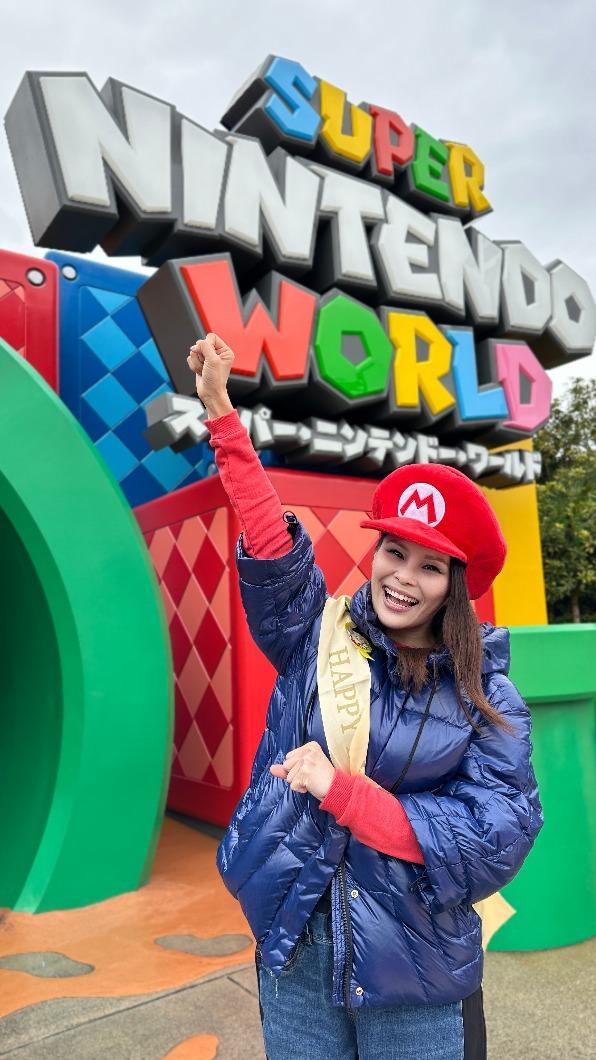 周蕙在生日當天入園,更戴上壽星專屬黃金披肩帶。(圖/華研國際提供)