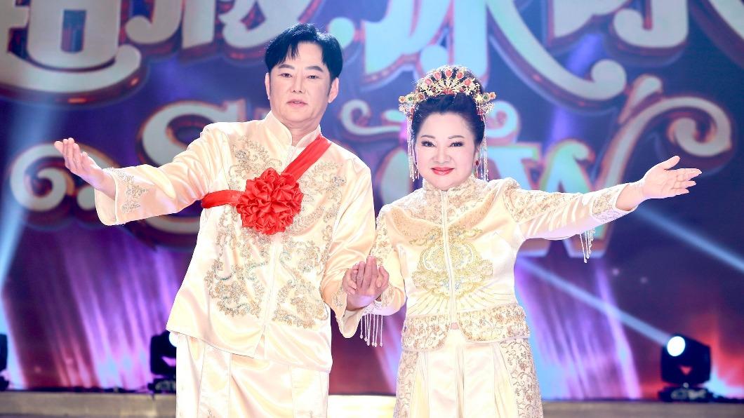 白冰冰和陽帆在首播穿上傳統婚禮服。(圖/民視提供)