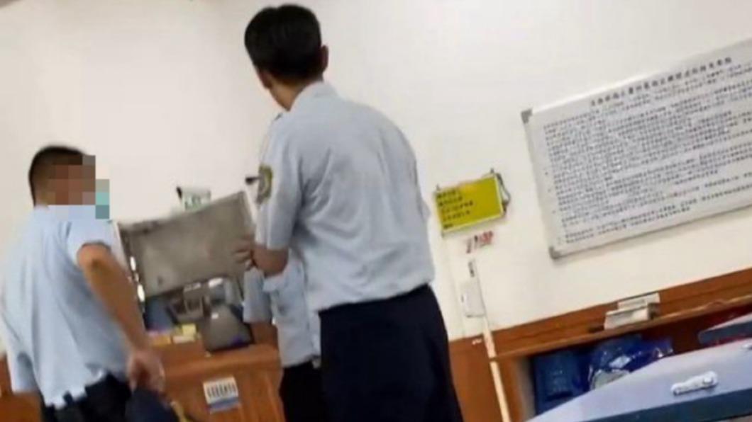 據了解下跪男子來到高雄監獄找老同事。(圖/民眾提供)