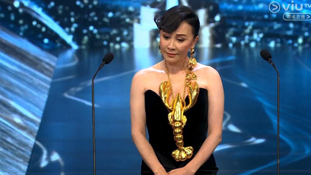 劉嘉玲穿著龍蝦裝登台頒獎,超級吸睛。(圖/翻攝自viuTV)