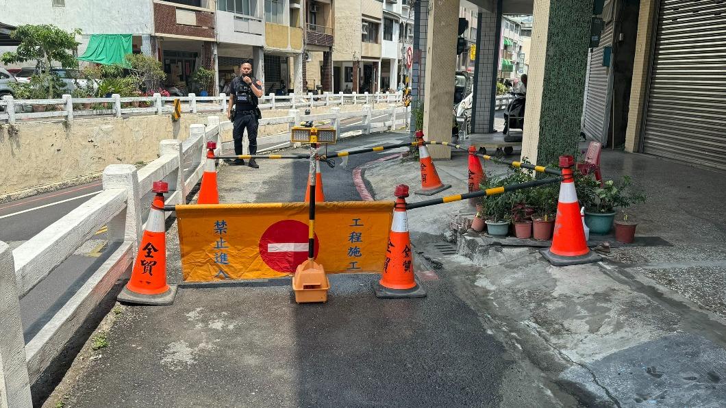 台南市政府工務局已經派員進行填補作業,同時在該處進行車輛管制作業。(圖/TVBS)