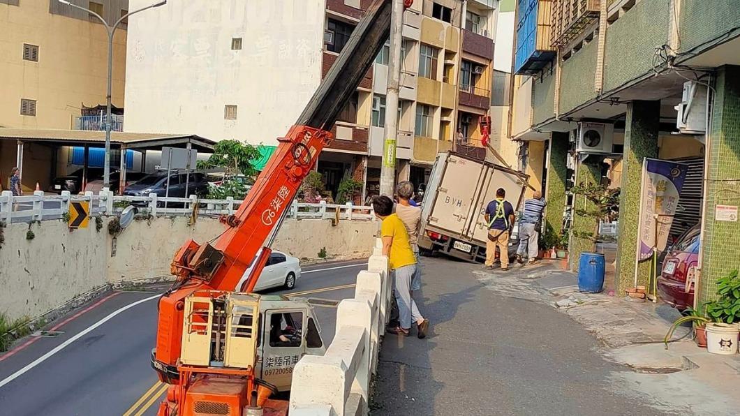 貨車司機自行連絡吊車協助脫困。(圖/翻攝自台南府城大小事)