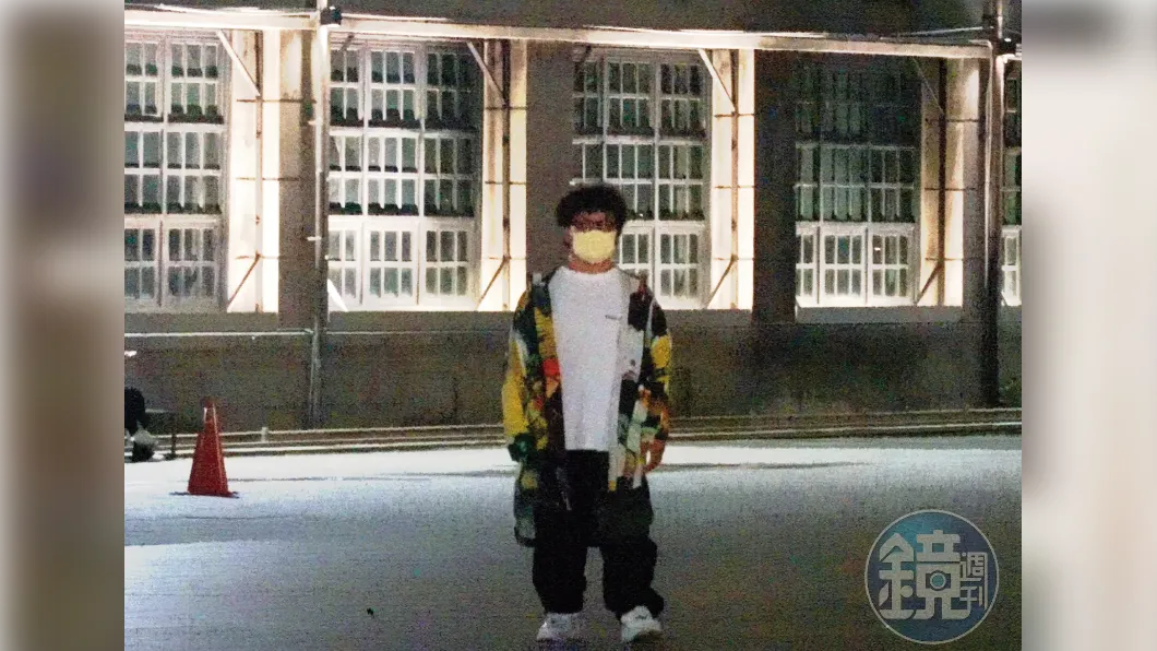 納豆晚間「獨自1人逛松菸」…不見女友依依! 為愛1舉超暖心