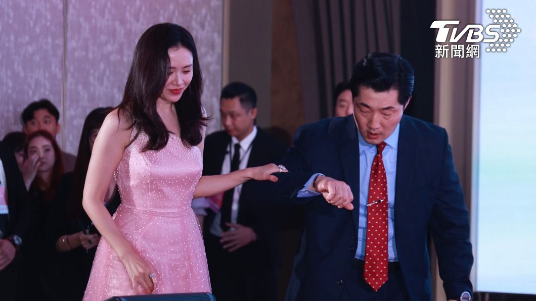 孫藝珍在保鑣的護送之下猶如公主一般出場。(圖/黃城碩攝)