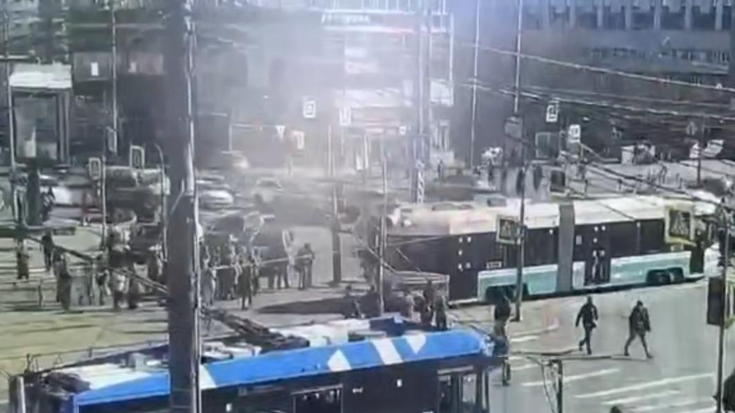 這起事故造成3人受傷,其中1名婦女更被壓在電車車輪下。(圖/翻攝自X@tweetforAnna)