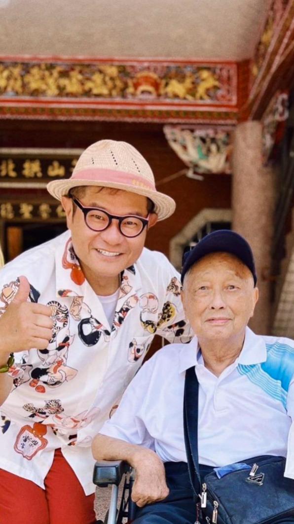 許效舜(左)與爸爸許義隆合照。(圖/翻攝自許效舜臉書)