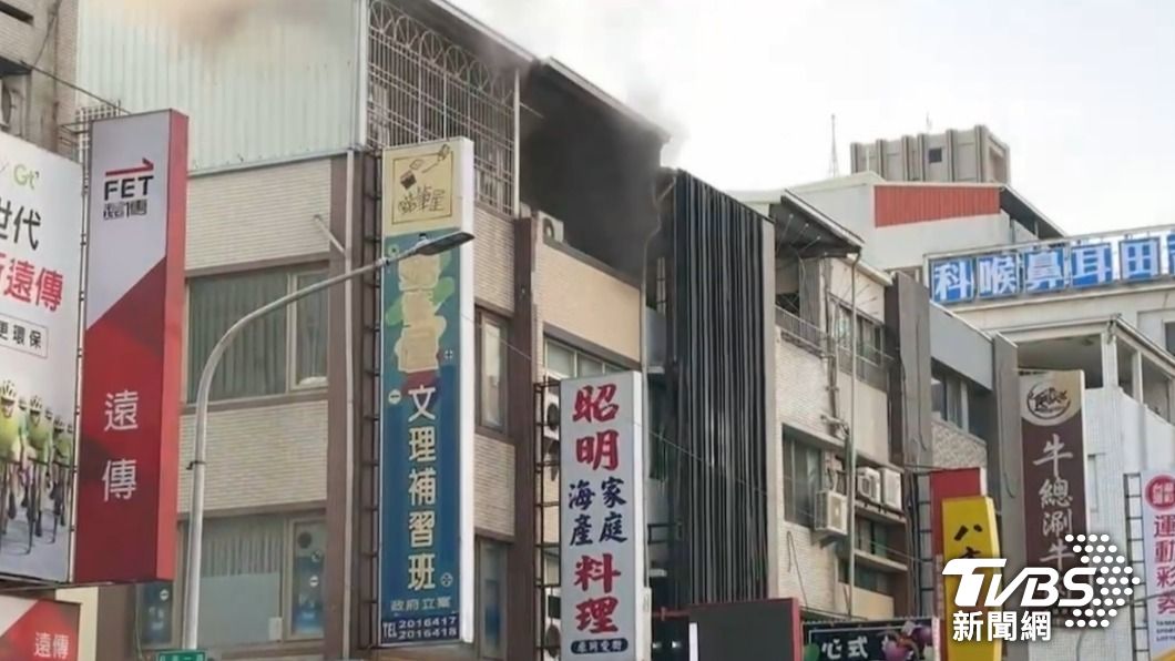 現場濃煙密佈,老闆受困在3樓陽台呼救。(圖/TVBS)