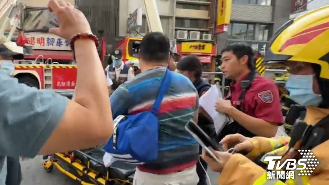 老闆順利救下,因有些微嗆傷預防性送醫。(圖/TVBS)