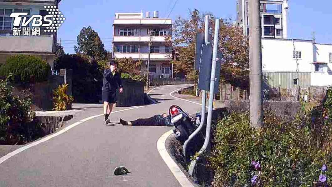 月眉派出所女警經過該地。(圖/TVBS)