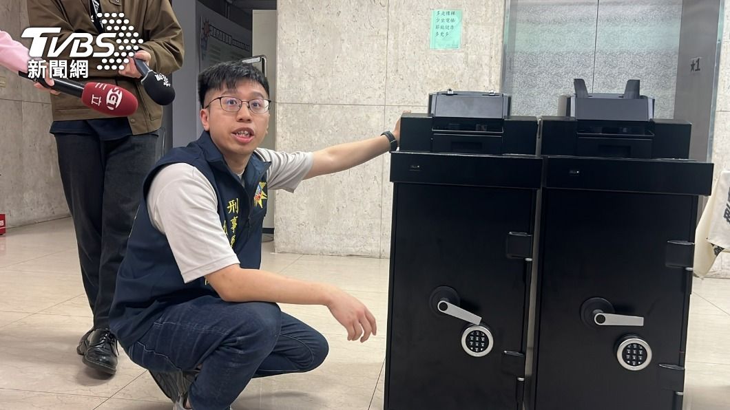 警方查扣企業用入金機。（圖／TVBS）