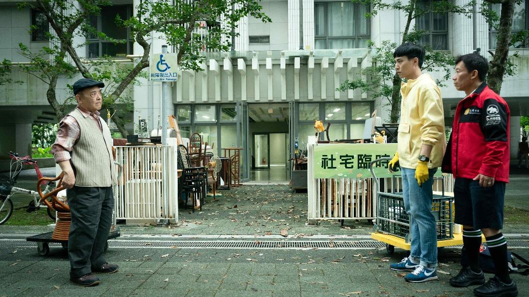 余晉、郭子乾劇中為了回收廢棄物重新修理再賣,對上獨居老人小亮哥。(圖/三立提供)