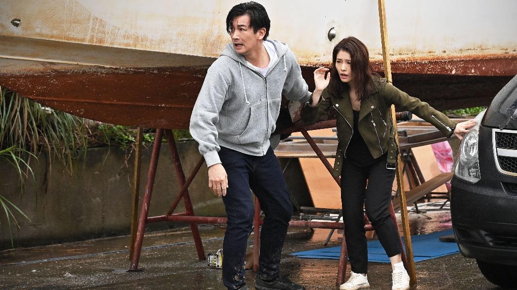 伊正和王樂妍雨中分別劇情場面淒美。(圖/台視提供)