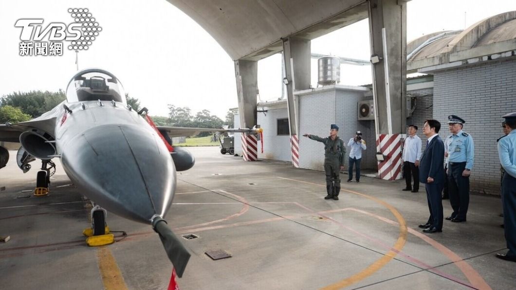 現身第一線!賴清德訪空軍部隊 了解「接戰程序、模擬防空攔截」