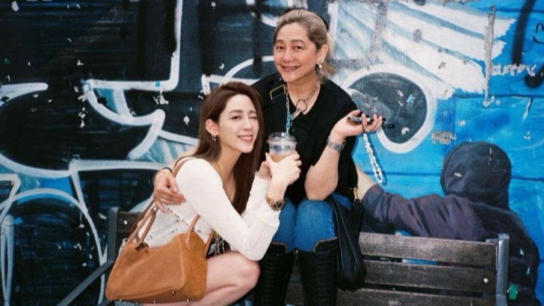 傅娟與歐陽妮妮甜蜜合照。(圖/翻攝自歐陽妮妮IG)