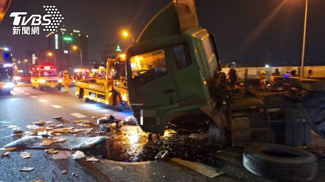國1東湖段多車事故!拖板車「衝對向車道」零件散落 3人送醫