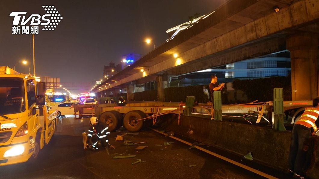 拖板車橫躺路中，現場一片狼藉。（圖／TVBS）