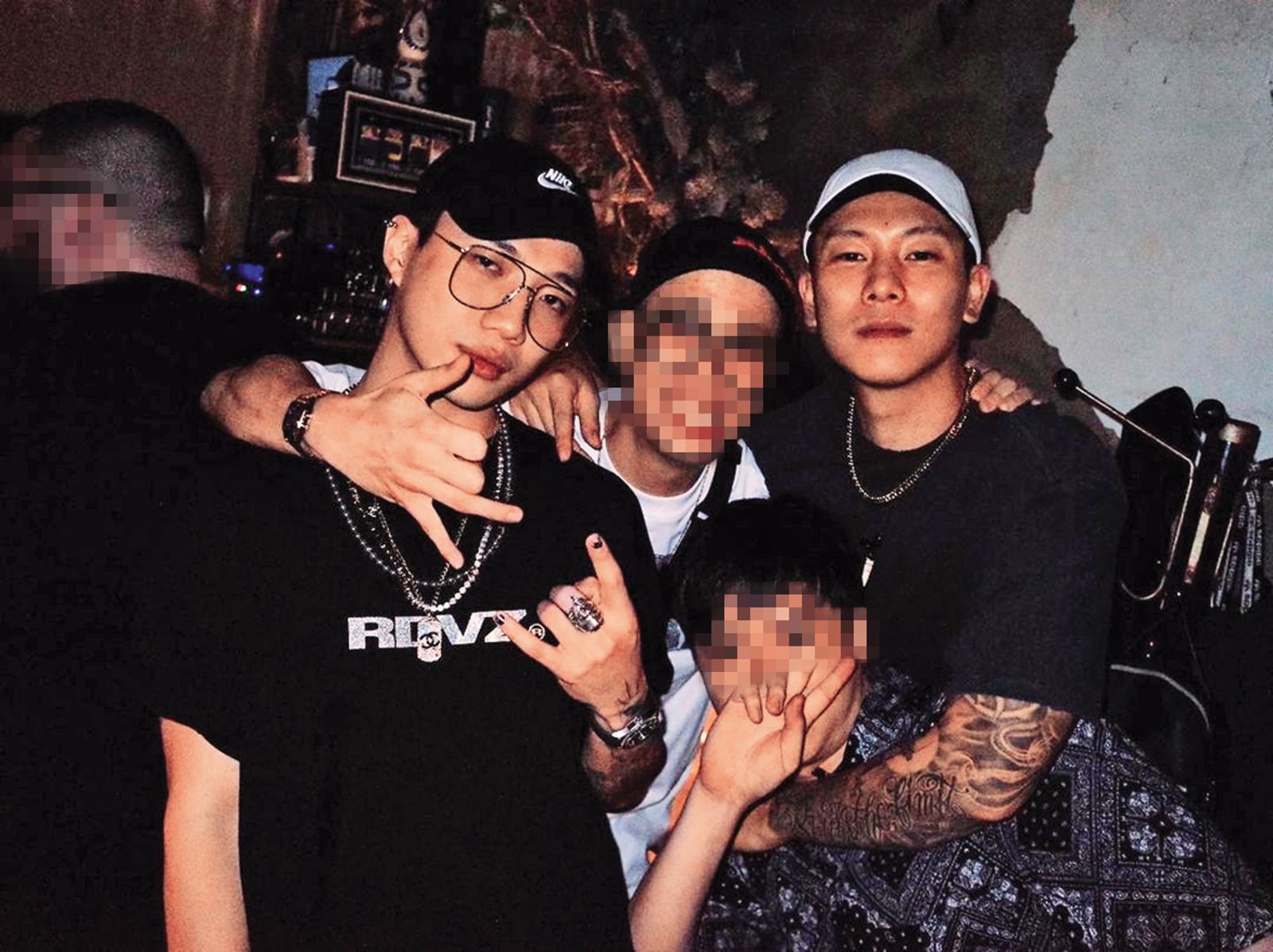 之前瘦子（右一）與ØZI（左一）等人聚會，不過後來被發現瘦子已取消關注ØZI。（圖／翻攝自瘦子IG）
