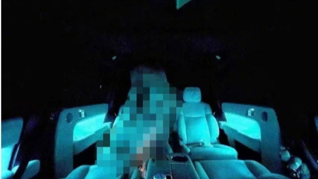 一男一女在車子裡肉體交纏激戰的色情照片瘋傳。(圖/翻攝自微博)