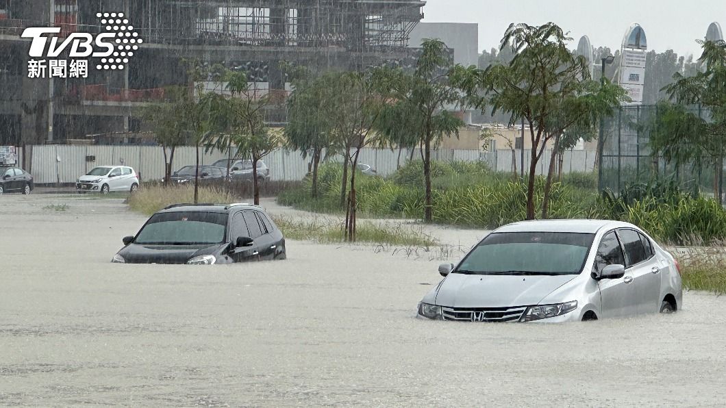 有片/杜拜單日灌進2年份雨量 全球第二忙機場癱瘓、飛機水上滑行