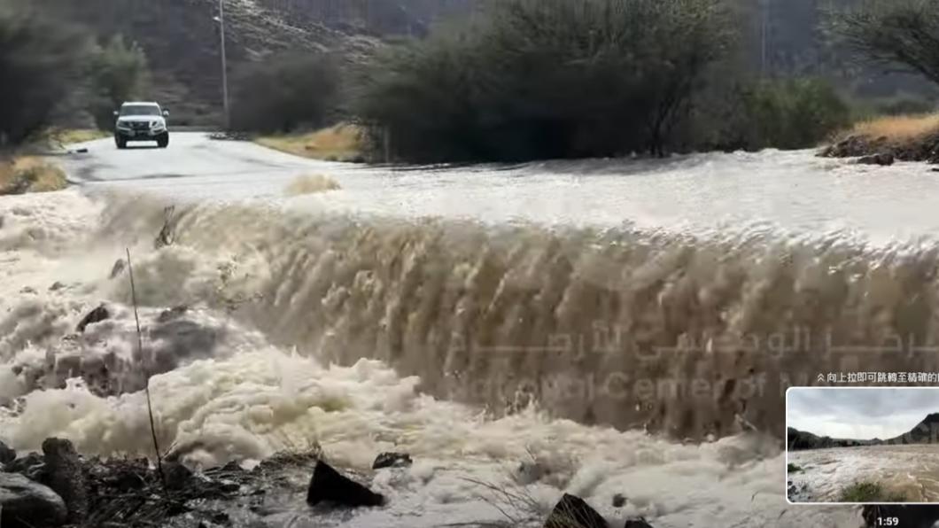 平時年度雨量僅3英吋的杜拜，過去12小時卻降下6英吋雨勢，造成當地多地氾濫成災。（圖／翻攝自當地氣象機構）