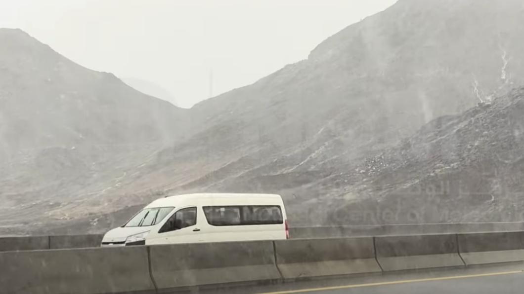 身處沙漠乾燥地帶的杜拜，過去12小時罕見降下暴雨。（圖／翻攝自UAE National Center of Meteorology）