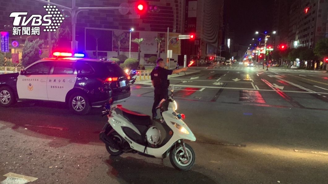 新興分局員警獲報到場後,立即協助管制疏導。(圖/TVBS)